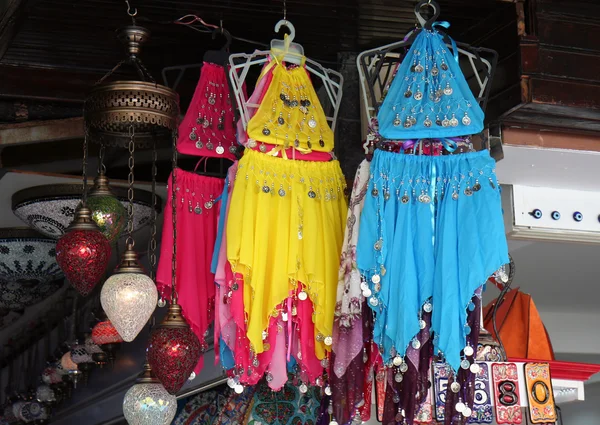 Vêtements et souvenirs colorés de danseur de ventre — Photo