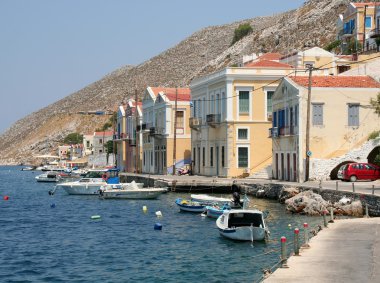 tipik symi evleri ve tekne deniz