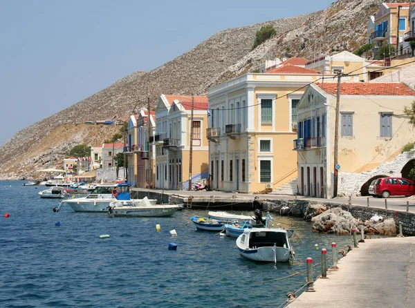 Casas e Barcos Symi típicos perto do mar — Fotografia de Stock