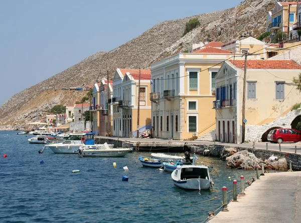 Tipik symi evleri ve tekne deniz — Stok fotoğraf