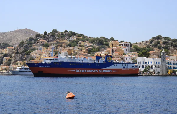 Dodekanisos Seaways Ferry atracado no porto de Symi — Fotografia de Stock