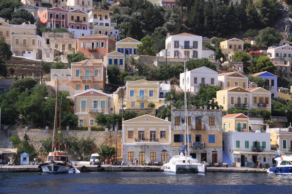 Kleurrijke huizen van symi eiland, Griekenland — Stockfoto