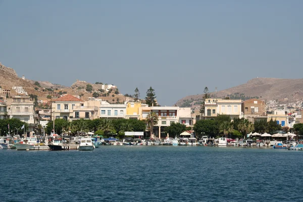 Miasto Kalymnos i drewniane łodzie rybackie — Zdjęcie stockowe