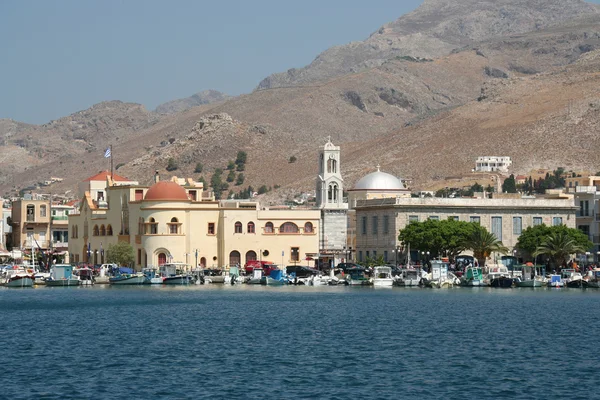 Stary kościół kalymnos i łodzie rybackie — Zdjęcie stockowe