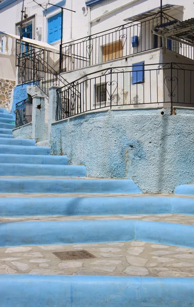 Blauwe en witte stappen naar een traditionele Griekse Blauwwitte Huis — Stockfoto