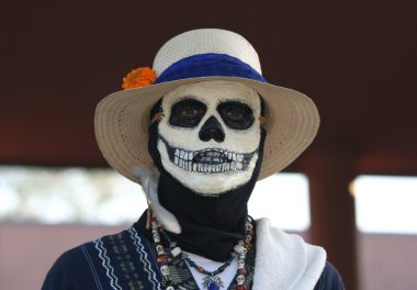 ölü Festivali gün maskeli adam