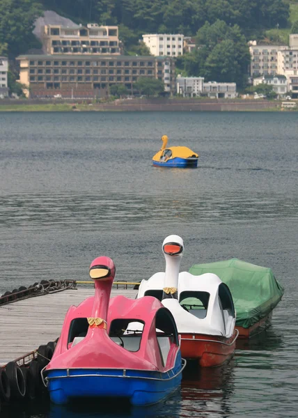 Kleurrijke zwaan peddel boten bij lake kawaguchi — Stockfoto