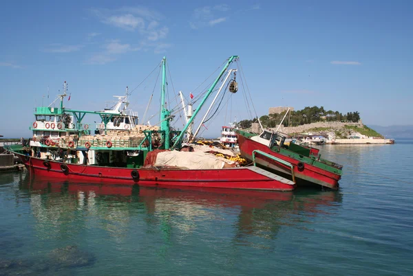 Grote rode vissersboot gedokt door kusadasi castle — Stockfoto