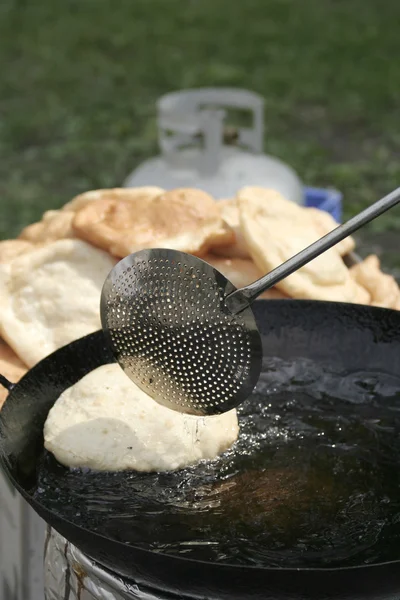 Fritando pão indiano — Fotografia de Stock