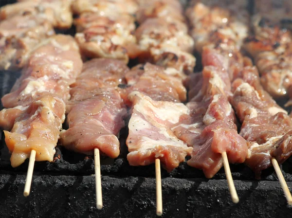 Peitos de porco não cozidos na grelha — Fotografia de Stock