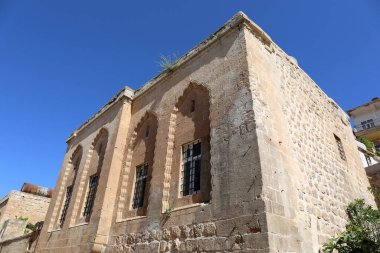 Türkiye 'nin Mardin kentinde mavi gökyüzü geçmişe sahip terk edilmiş eski ev