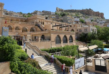 Türkiye 'nin Mardin kentindeki Müzeyi ziyaret eden turistler