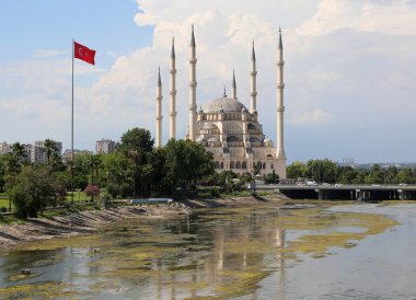 Adana, Türkiye 'deki Seyhan Nehri üzerindeki yansımalarıyla Sabancı Merkez Camii