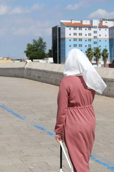Unidentified Muslim Girl White Hijab Walking Old Roman Bridge Adana — Stock Photo, Image