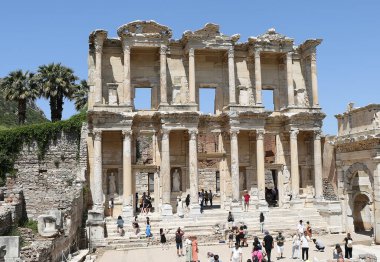 SELCUK, IZMIR, TURKEY-MAYIS 21: Antik Roma Kenti Efes 'teki Celcius Kütüphanesini ziyaret eden turistler. 21 Mayıs 2022, Selcuk, Türkiye.