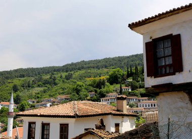 Türkiye 'nin İzmir kentinde terk edilmiş Eski Yunan Evleri ve Sirince Camii