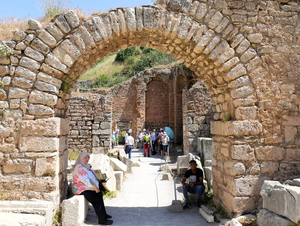 Selcuk Izmir Turkey May Some Tired Tourists Resting Arch Ruins — Stock Photo, Image