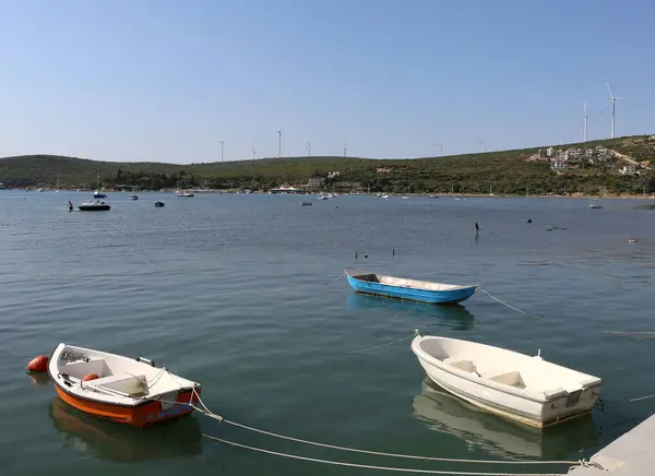 Πολύχρωμα Σκάφη Σκέψεις Και Ανεμοστρόβιλους Στο Σίγκασικ Σμύρνη Τουρκία — Φωτογραφία Αρχείου