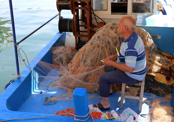Sigacik Seferihisar Turkey May Unidentified Old Fisherman Mending His Nets — Stock Photo, Image
