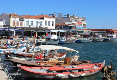 URLA, IZMIR, TURKEY-MAY 20: Urla Limanı 'ndaki renkli balıkçı tekneleri ve deniz ürünleri restoranları. 20 Mayıs 2022, Urla, Türkiye