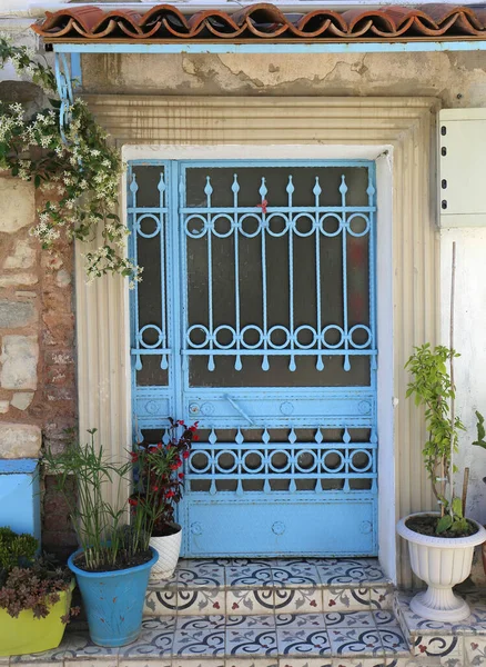 Casa Grega Com Porta Metal Flores Urla Turquia — Fotografia de Stock