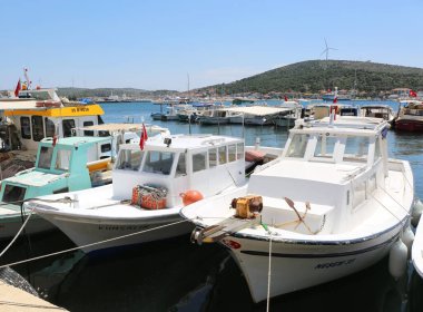 CESME, IZMIR, TURKEY-MAY 20: Cesme Limanı 'na balıkçı tekneleri yanaştı. 20 Mayıs 2022, Cesme, Türkiye