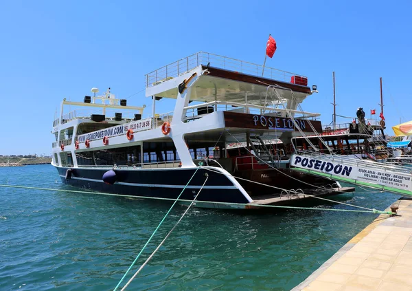 Cesme Izmir Turkey May Tour Boat Waiting Customers Cesme Port — стоковое фото