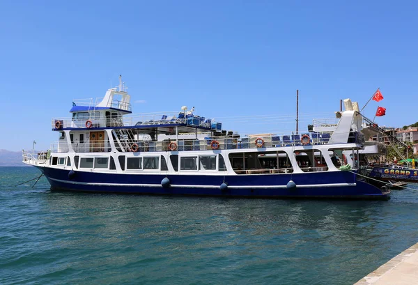 Cesme Izmir Turkey May Tour Boat Waiting Customers Cesme Port — стоковое фото