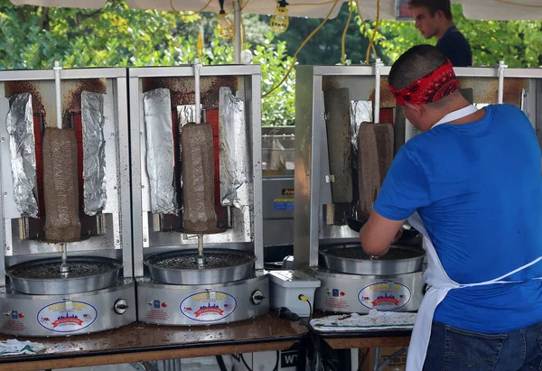 Carmel Indiana Usa August Unidentified Greek Volunteer Cutting Beef Gyros — Fotografia de Stock