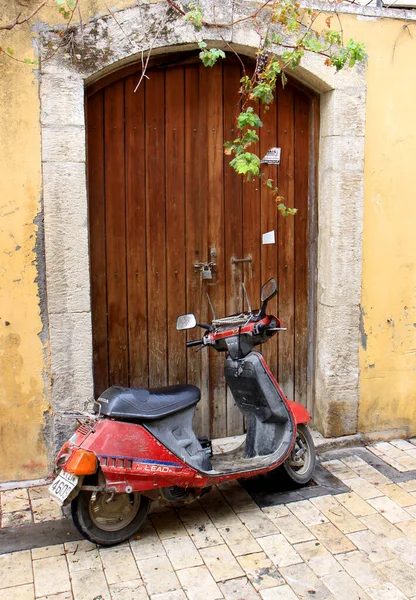 Chania Greece October Old Scooter Parked Front Old Greek House — Foto Stock