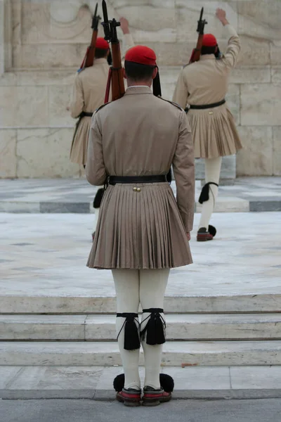 Unidentified Greek Soldiers Traditional Uniform Athens Greece — ストック写真