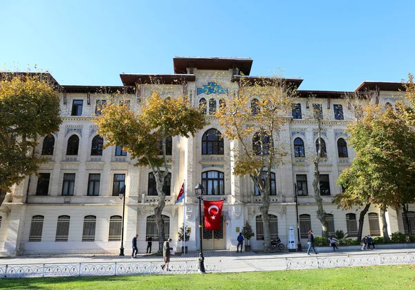 Istanbul Turkey October Люди Дерева Осінніми Кольорами Перед Османським Міністерством — стокове фото