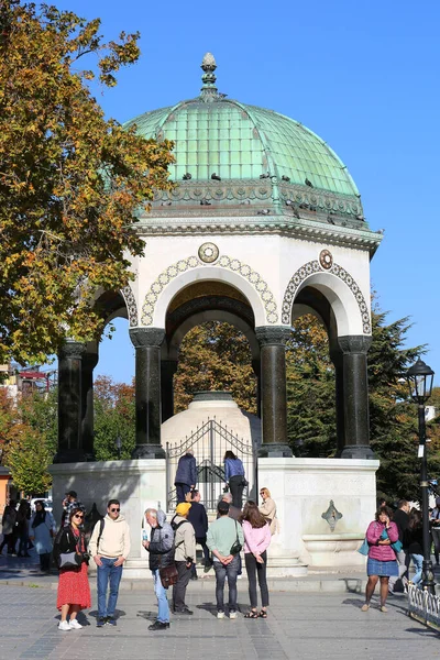 Istanbul Turkey October Undentified Tourists Visiting German Fountain Sultanahmet Square — стокове фото