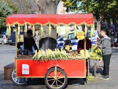 ISTANBUL,TURKEY-OCTOBER 30:Unidentified Guys selling Corn  at Sultanahmet Square.October 30,2021 in Istanbul,Turkey