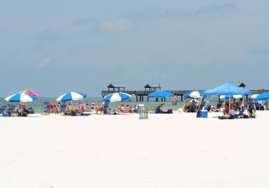 Clear Water, FLORIDA, ABD-APRIL 27: Ünlü Clearwater Sahili 'nde güneşlenmenin tadını çıkaran insanlar. 27 Haziran 2006 Clearwater, Florida, ABD.