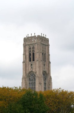 Indianapolis, Indiana, ABD 'deki Sonbahar Yaprakları ile kaplı İskoç Rite Katedrali Kulesi