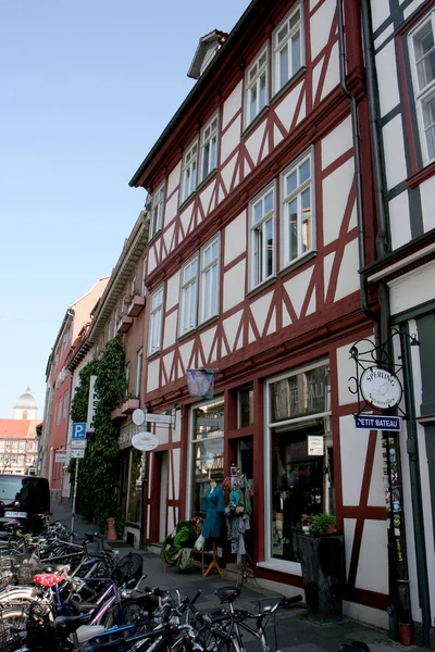 Gotttingen Niemcy Marzec Stary Budynek Sklepem Zaparkowanymi Rowerami Centrum Miasta — Zdjęcie stockowe