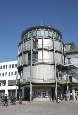 Gottingen 'deki Georg August Üniversitesi Kütüphanesi' nin önünden yürüyen tanımlanamayan öğrenciler. 29 Mart 2014, Gottingen, Almanya