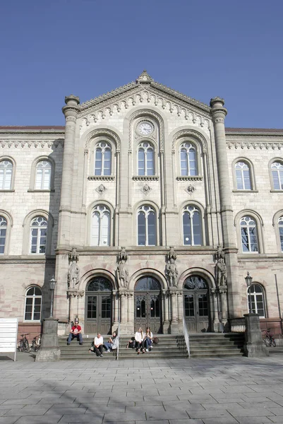 哥廷根乔治 奥古斯特大学 Georg August University Gottingen 的台阶上坐着身份不明的学生 2014年3月29日 德国哥廷根 — 图库照片