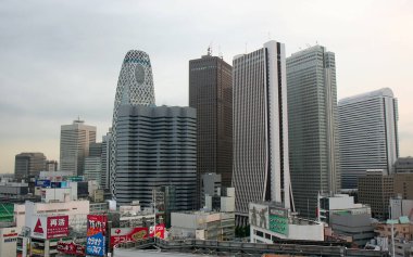 Tokyo Skyline, Shinjuku 'daki 20. kattan gökdelenlerle birlikte. 15 Temmuz 2008 Tokyo, Japonya