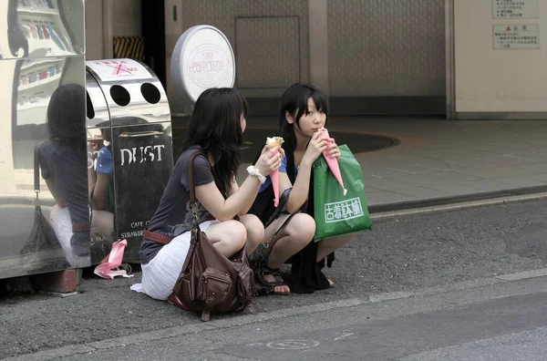 Tokio Japón Julio Niñas Japonesas Identificadas Comiendo Crepes Harajuku Julio —  Fotos de Stock