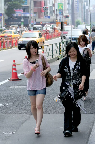 Tokio Japón Julio Amigos Identificados Caminando Calle Harajuku Julio 2008 — Foto de Stock