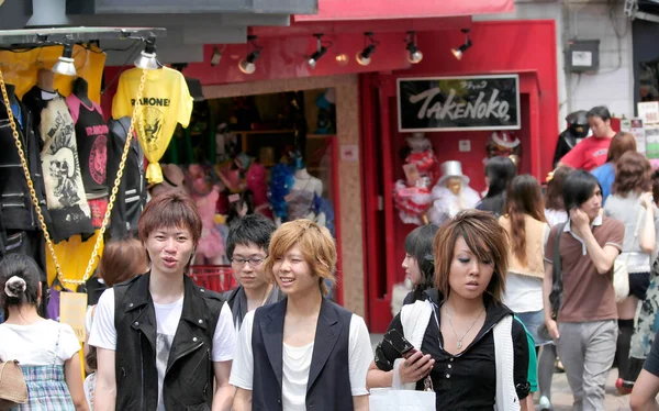 Unbekannte Junge Leute Mit Cool Hair Cut Kaufen Der Harajuku — Stockfoto