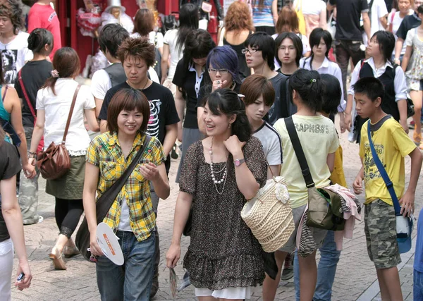Tokio Japón Julio Chicas Jóvenes Felices Identificadas Multitud Calle Harajuku —  Fotos de Stock