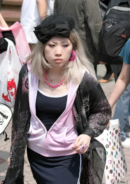 Tokyo Japan July Azonosítatlan Csinos Szőke Lány Kalapban Piercing Vásárlás — Stock Fotó