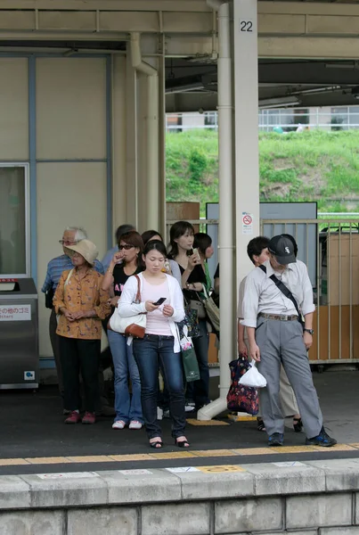Tokyo Japan July 수없는 승객들 하라주쿠 기차역에서 열차를 기다리고 2008 — 스톡 사진