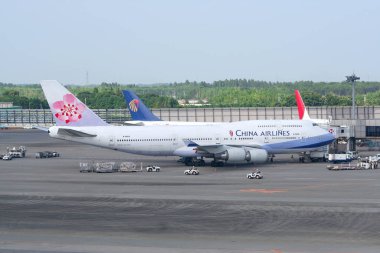 TOKYO, JAPAN-23 HAZİRAN: Narita Uluslararası Havaalanı 'nda Çin Havayolları Uçak ve Havaalanı Tayfası. 23 Temmuz 2008 Tokyo, Japonya