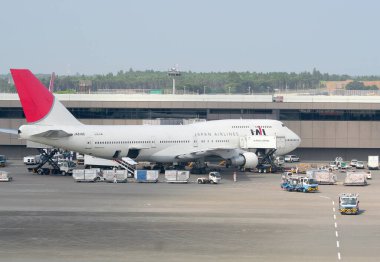 TOKYO, JAPAN-23 HAZİRAN: Narita Uluslararası Havaalanı 'nda Japon Havayolları Uçak ve Havaalanı Tayfası. 23 Temmuz 2008 Tokyo, Japonya