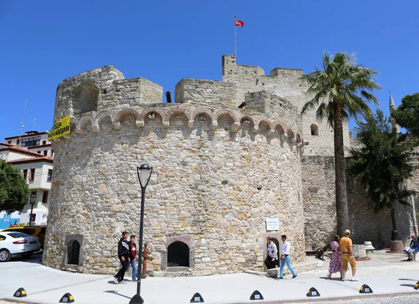Cesme Izmir Turquía Mayo Personas Identificadas Caminando Por Histórico Castillo — Foto de Stock