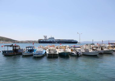 CESME, IZMIR, TURKEY-MAY 20: Balıkçı tekneleri ve Feribot Cesme Limanı 'na yanaştı. 20 Mayıs 2022, Cesme, Türkiye